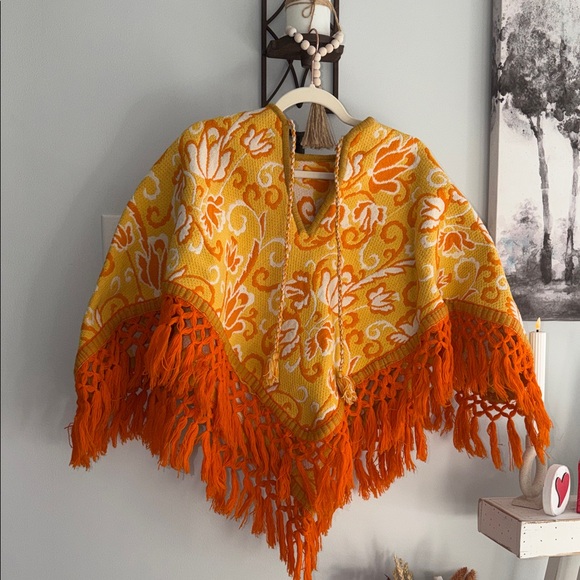 ⭐️Vintage 1970’s Fringed Floral Amazing Poncho/Shawl⭐️